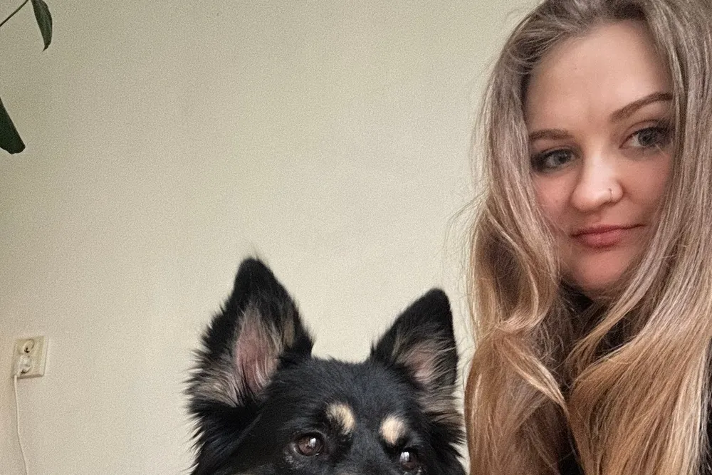Lena, opiekunka zwierząt z Warszawy, ze swoim kotem