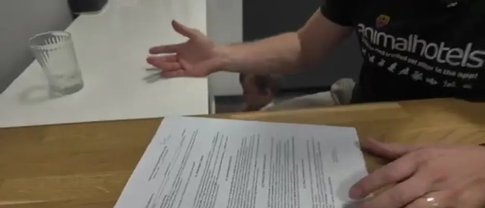 Umowa inwestycyjna na jednej stronie leżąca na biurku