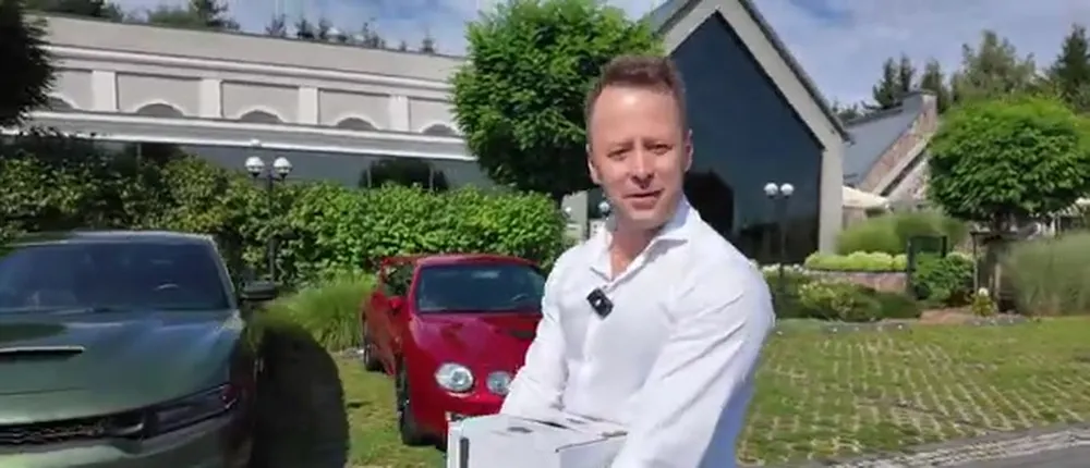 Łukasz Klab przed miejscem, w którym odbywało się wesele