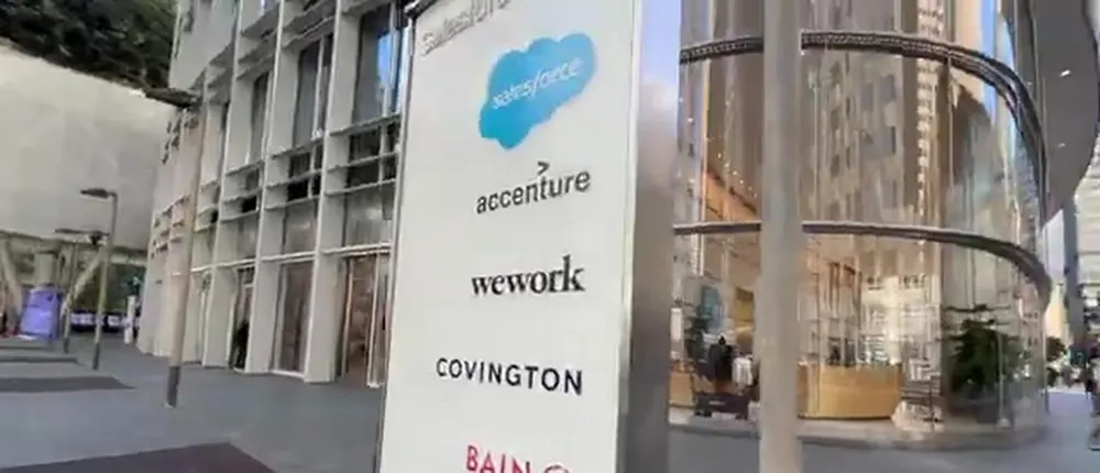 Budynek biurowy w San Francisco z szyldami firm