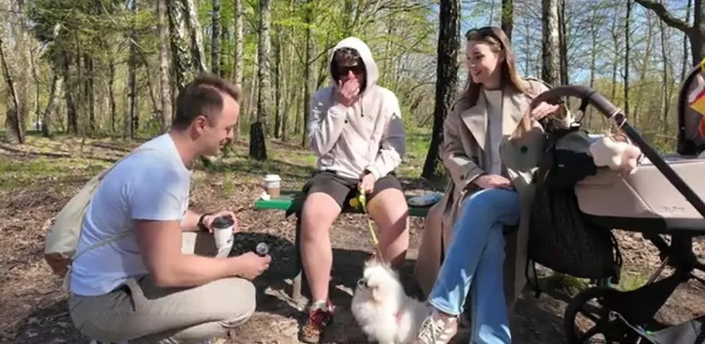 Łukasz Klab z Animalhotels rozmawia w parku z właścicielami psa o tym, komu zostawiają zwierzaka na czas urlopu